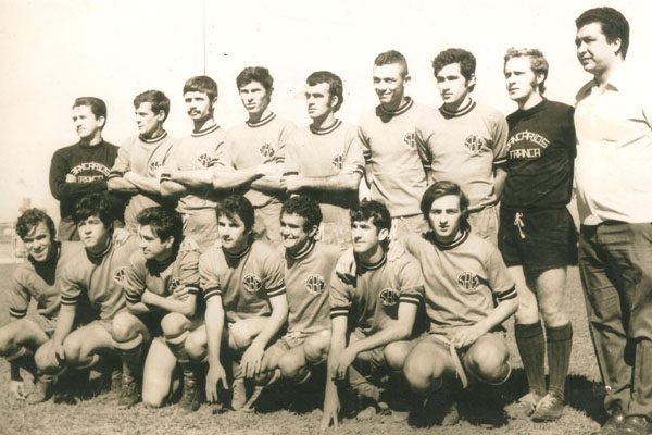 Esta foto foi feita no campo do Palmeirinhas, no ano de 1971. Era uma seleção do Sindicato dos Bancários de Franca. Em pé, da esquerda para a direita: Pimenta, David, Zagalo, Zimar, Dirceu, Atílio, Agostinho, Manoelito e o técnico Cirilo. Agachados: Alfre